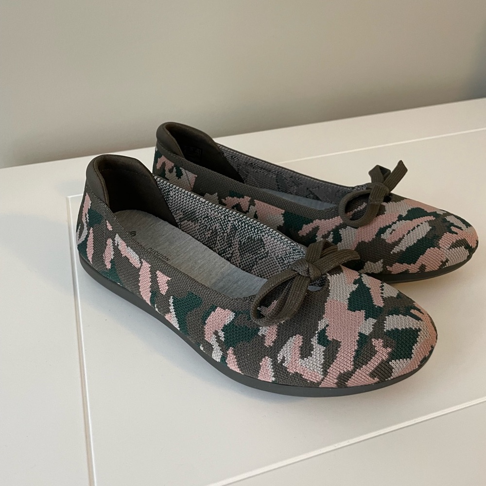 Clarks Cloudsteppers Washable Knit Bow Flats, Size 7.5 in Olive/Pink Camo